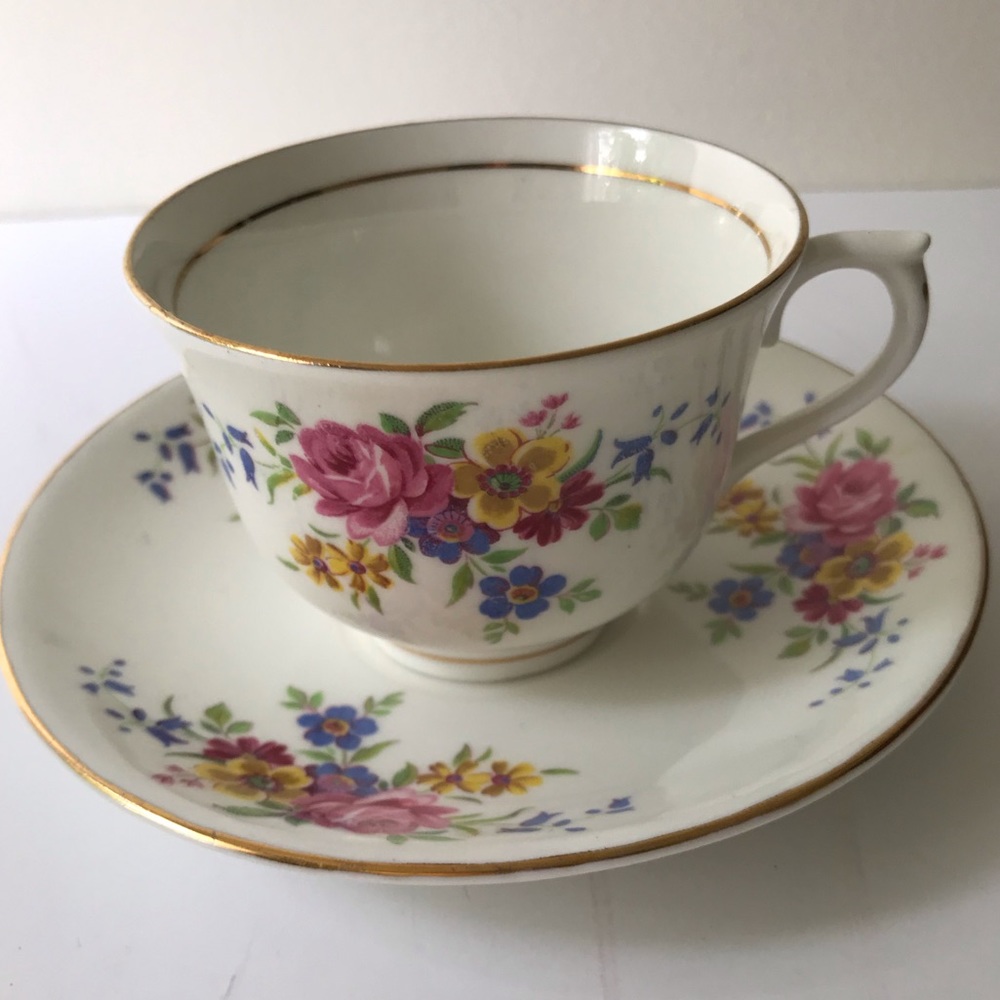 Vale England 1950’s Vintage Bone China Tea Cup & Saucer Roses No Chips